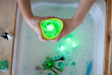 Glo Pals, OUTLET Postać do kąpieli Pippa - zestaw z dwiema kostkami sensorycznymi świecącymi w wodzie