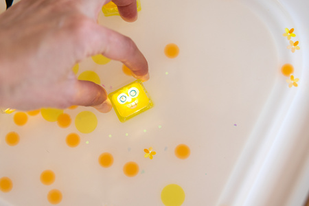 Glo Pals,  Postać do kąpieli Alex - zestaw z dwie kostkami sensorycznymi