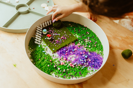 Jellystone, Tacka sensoryczna Play Tray Sage 2w1 pojemnik kolor zielony