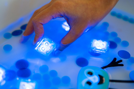 Glo Pals, Blair Light-Up Cubes