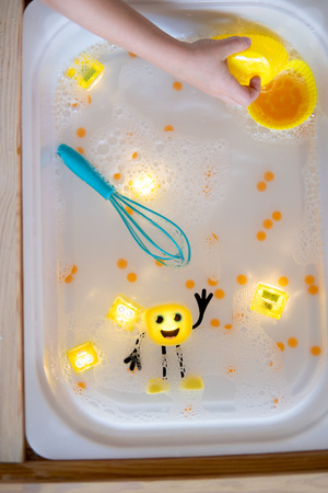 Glo Pals, Kostki sensoryczne świecące w wodzie Alex - zabawka kąpielowa, kolor żółty
