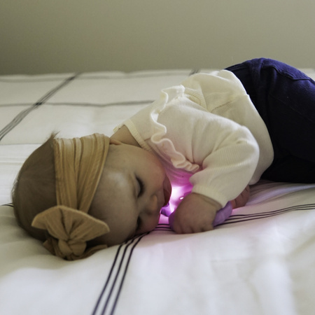 Glo Pals, Grzechotka - gryzak świecąca w ciemności, aktywowana ruchem - Lumi